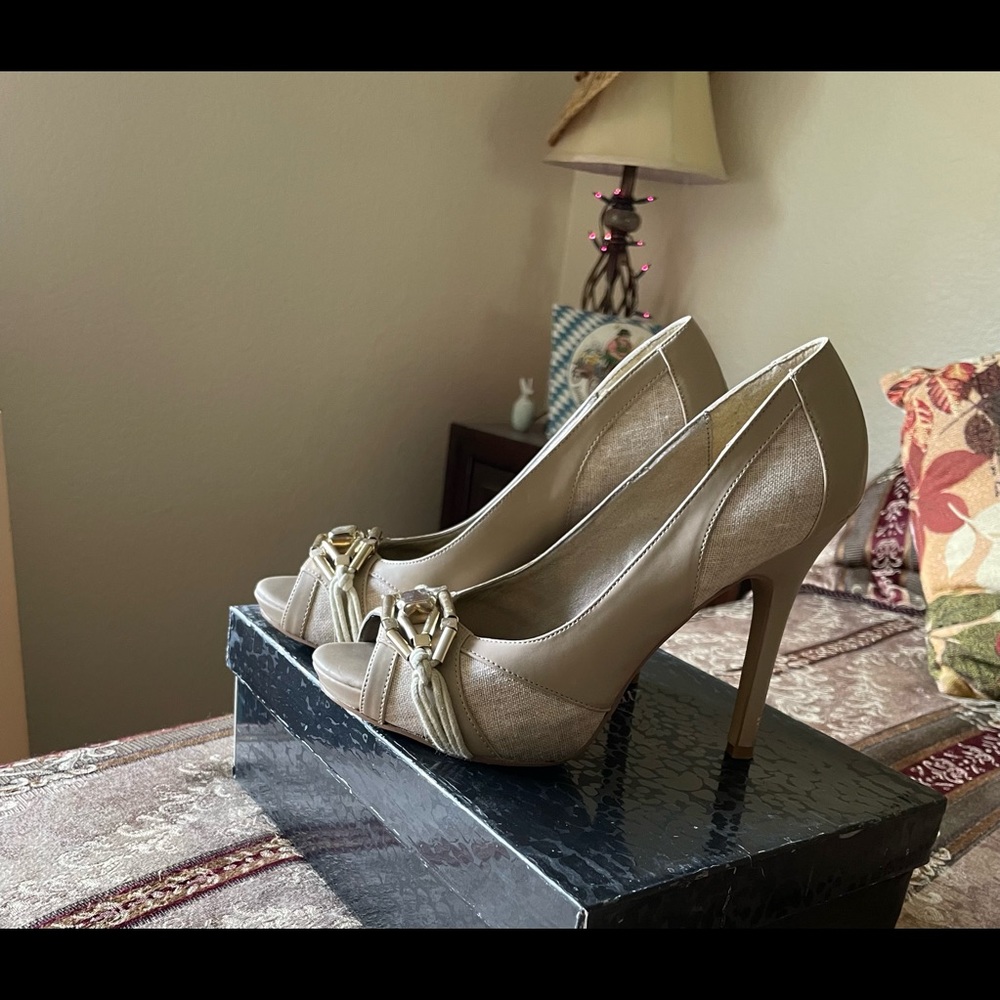 Business attire heels. Size 7 1/2. Great condition. Heels have minor scuffs.